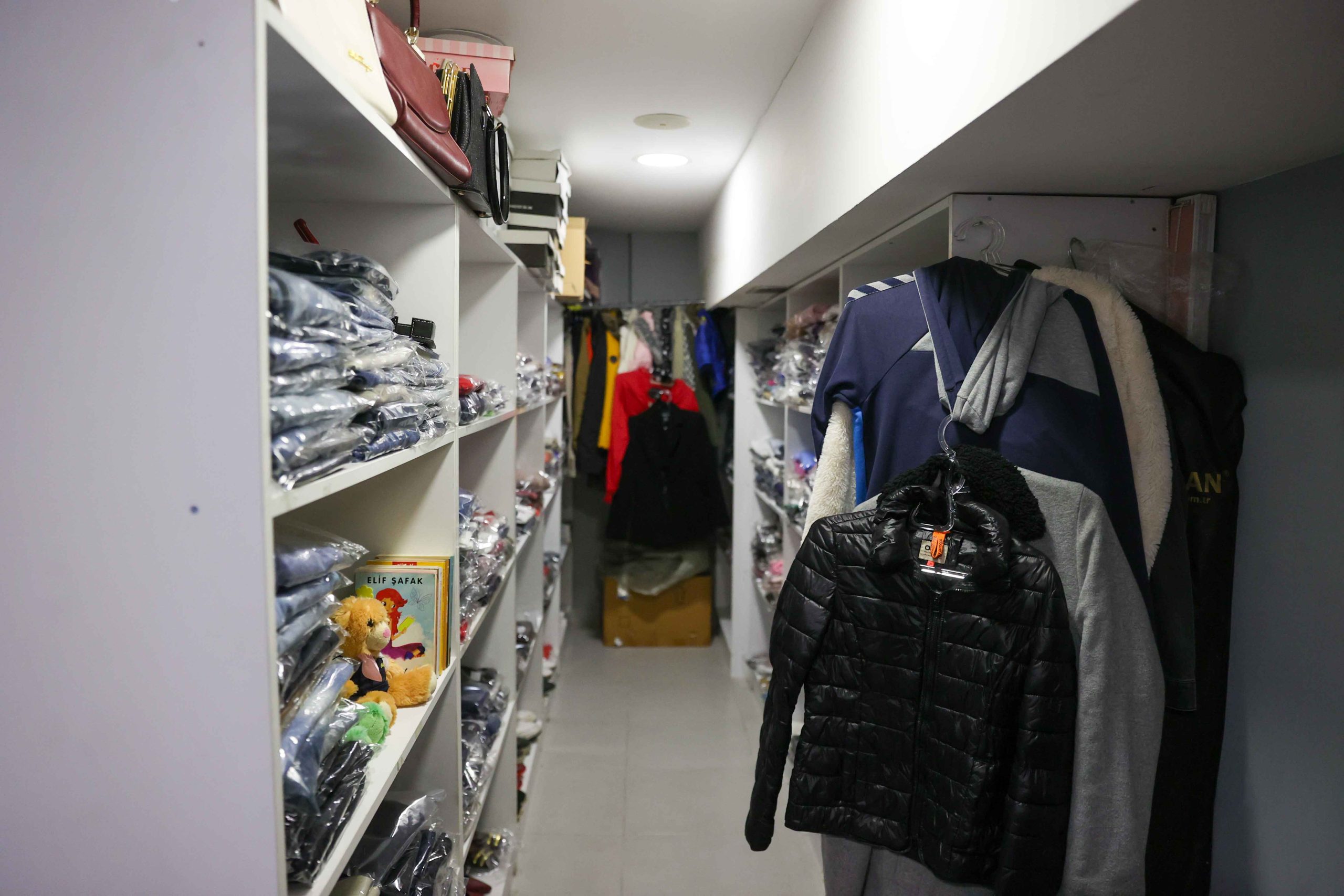 BUCA’DA GİYSİ KUMBARALARIYLA DAYANIŞMA BÜYÜYOR BUCA’DA GİYSİ KUMBARALARIYLA DAYANIŞMA BÜYÜYOR