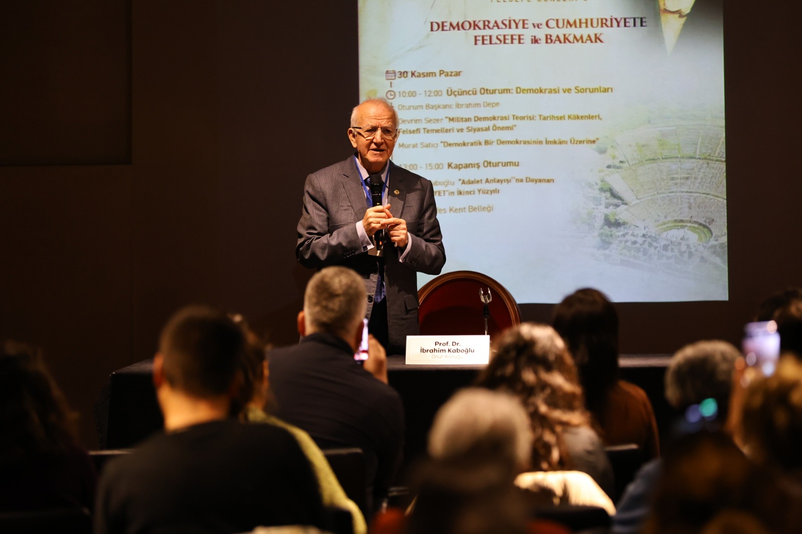 EFES SELÇUK’TA FELSEFE GÜNLERİ: DEMOKRASİ VE ADALET TARTIŞILDI EFES SELÇUK’TA FELSEFE GÜNLERİ: DEMOKRASİ VE ADALET TARTIŞILDI