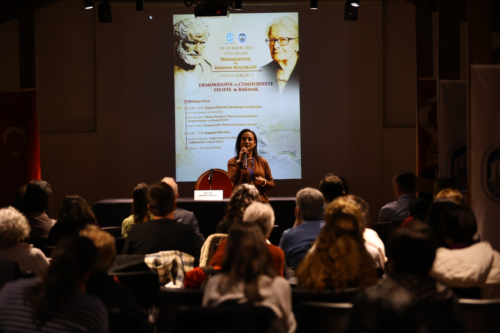 EFES SELÇUK’TA FELSEFE GÜNLERİ: DEMOKRASİ VE ADALET TARTIŞILDI EFES SELÇUK’TA FELSEFE GÜNLERİ: DEMOKRASİ VE ADALET TARTIŞILDI