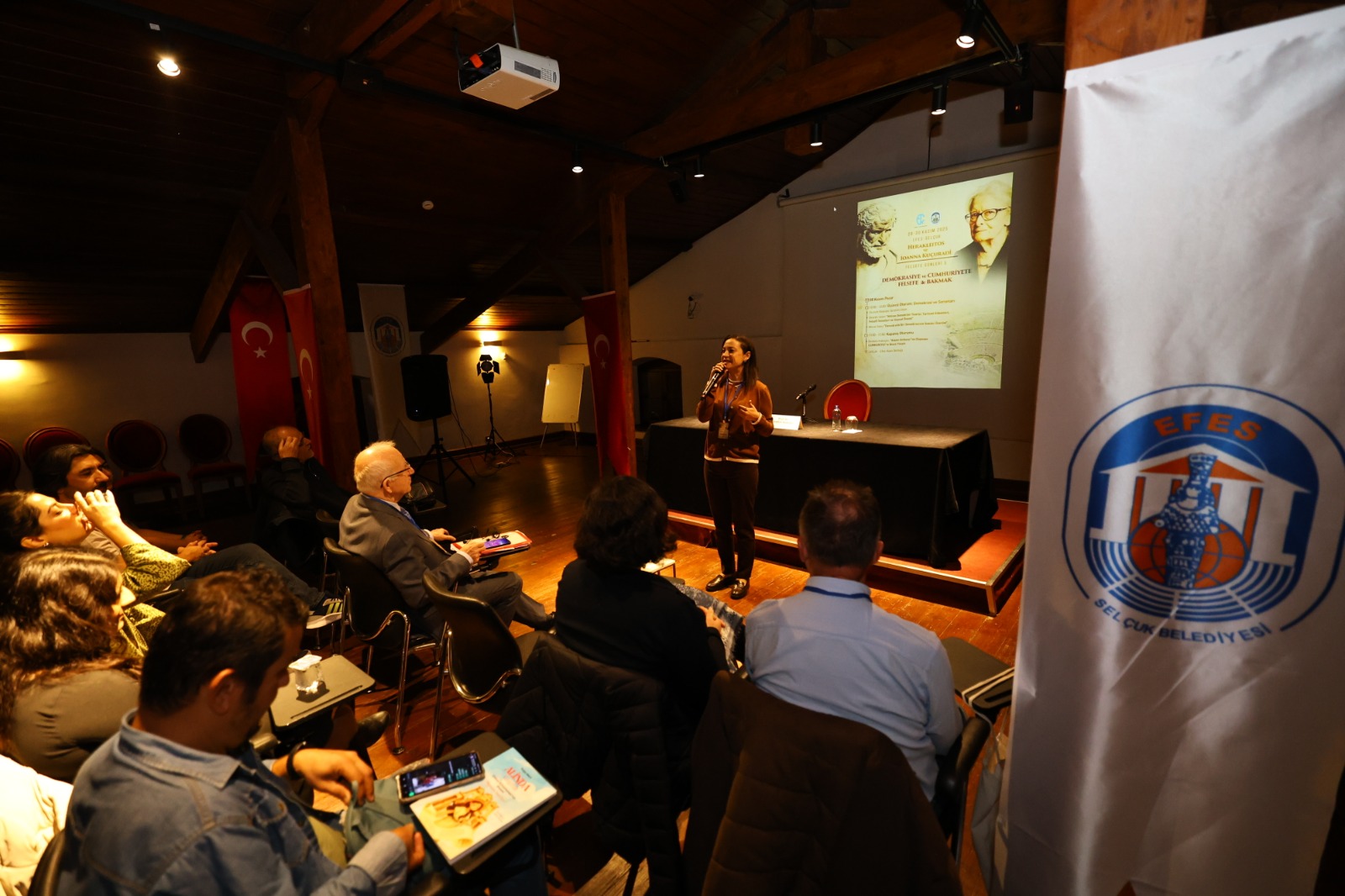 EFES SELÇUK’TA FELSEFE GÜNLERİ: DEMOKRASİ VE ADALET TARTIŞILDI EFES SELÇUK’TA FELSEFE GÜNLERİ: DEMOKRASİ VE ADALET TARTIŞILDI