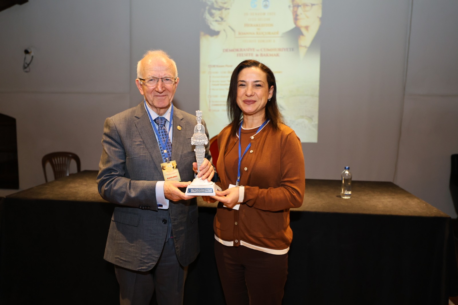 EFES SELÇUK’TA FELSEFE GÜNLERİ: DEMOKRASİ VE ADALET TARTIŞILDI EFES SELÇUK’TA FELSEFE GÜNLERİ: DEMOKRASİ VE ADALET TARTIŞILDI