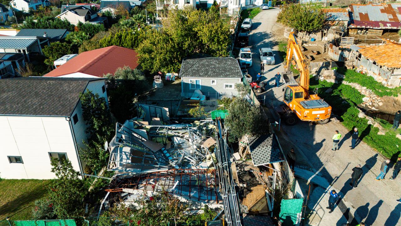 SEFERİHİSAR’DA KAÇAK HOBİ BAHÇELERİ YIKILIYOR