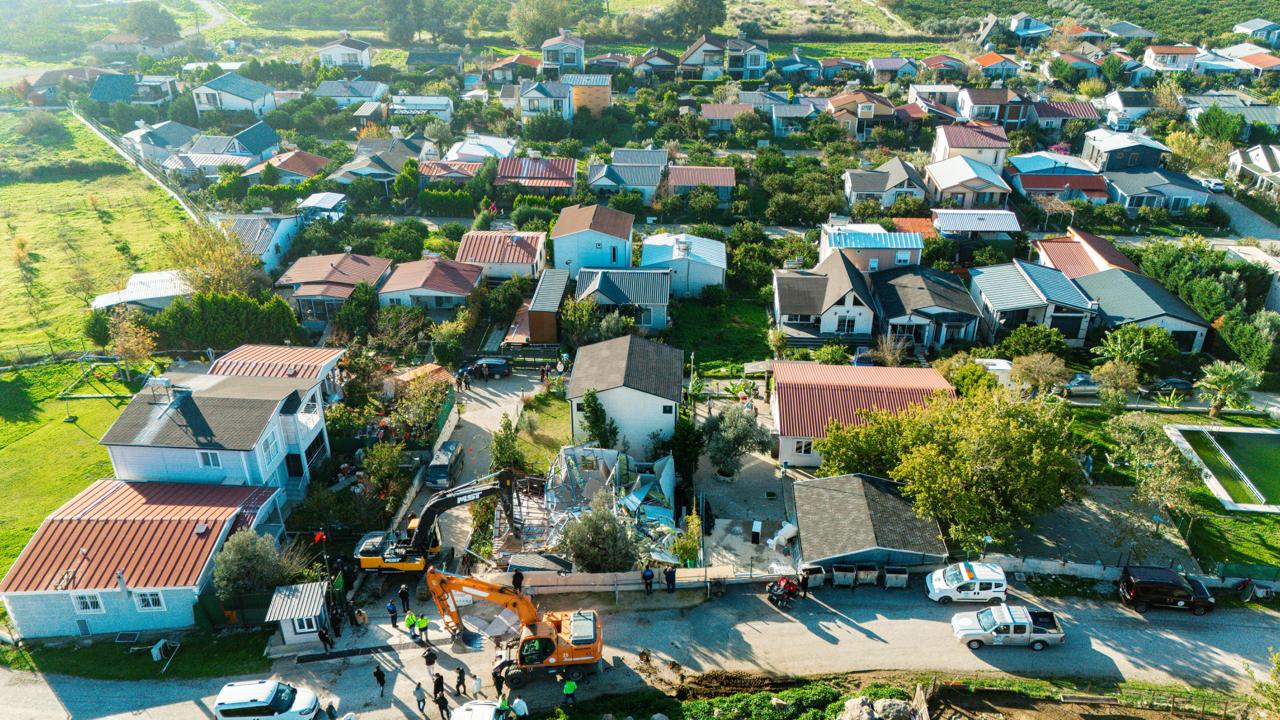 SEFERİHİSAR’DA KAÇAK HOBİ BAHÇELERİ YIKILIYOR