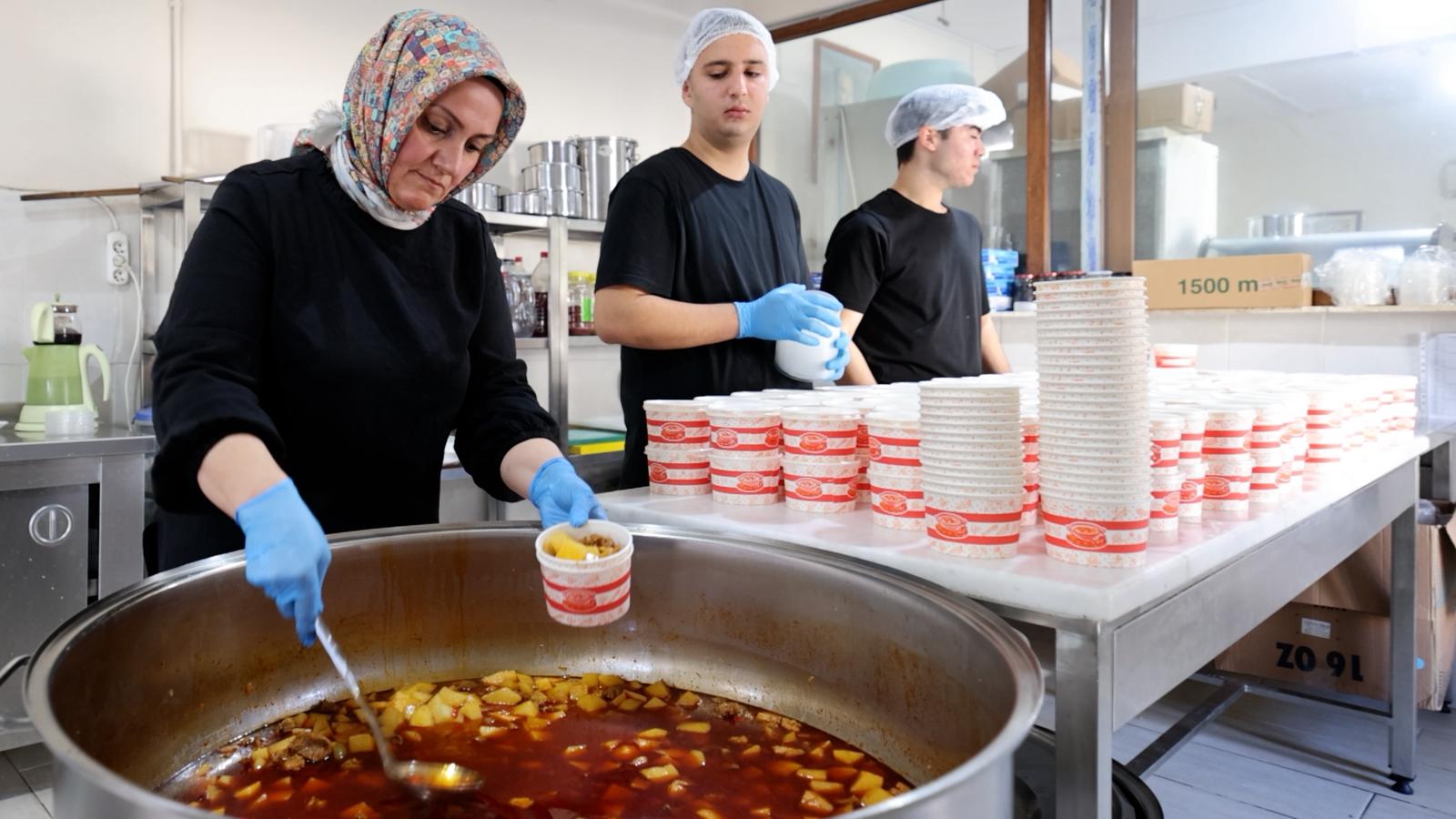 HER GÜN 250 VATANDAŞA SICAK YEMEK HER GÜN 250 VATANDAŞA SICAK YEMEK