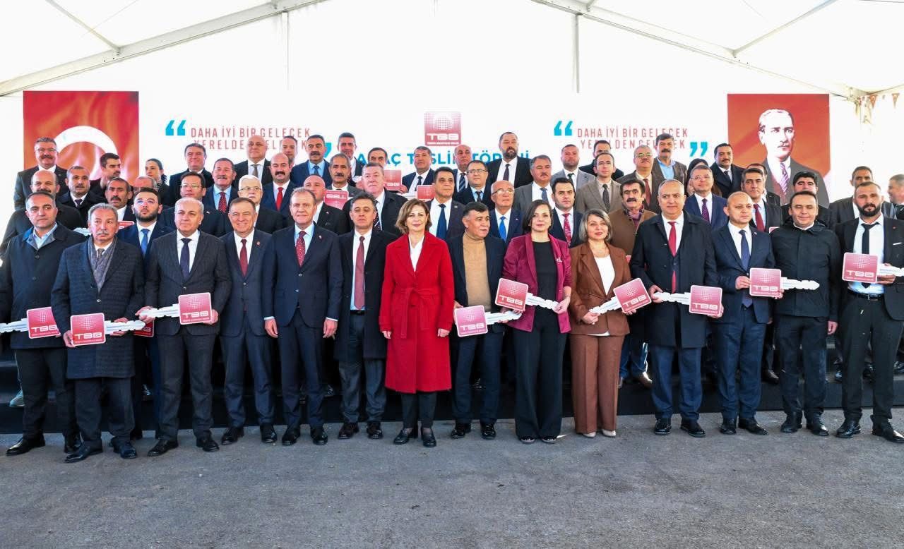 TBB&rsquo;DEN SEFERİHİSAR BELEDİYESİ&rsquo;NE &Ccedil;&Ouml;P KAMYONU DESTEĞİ